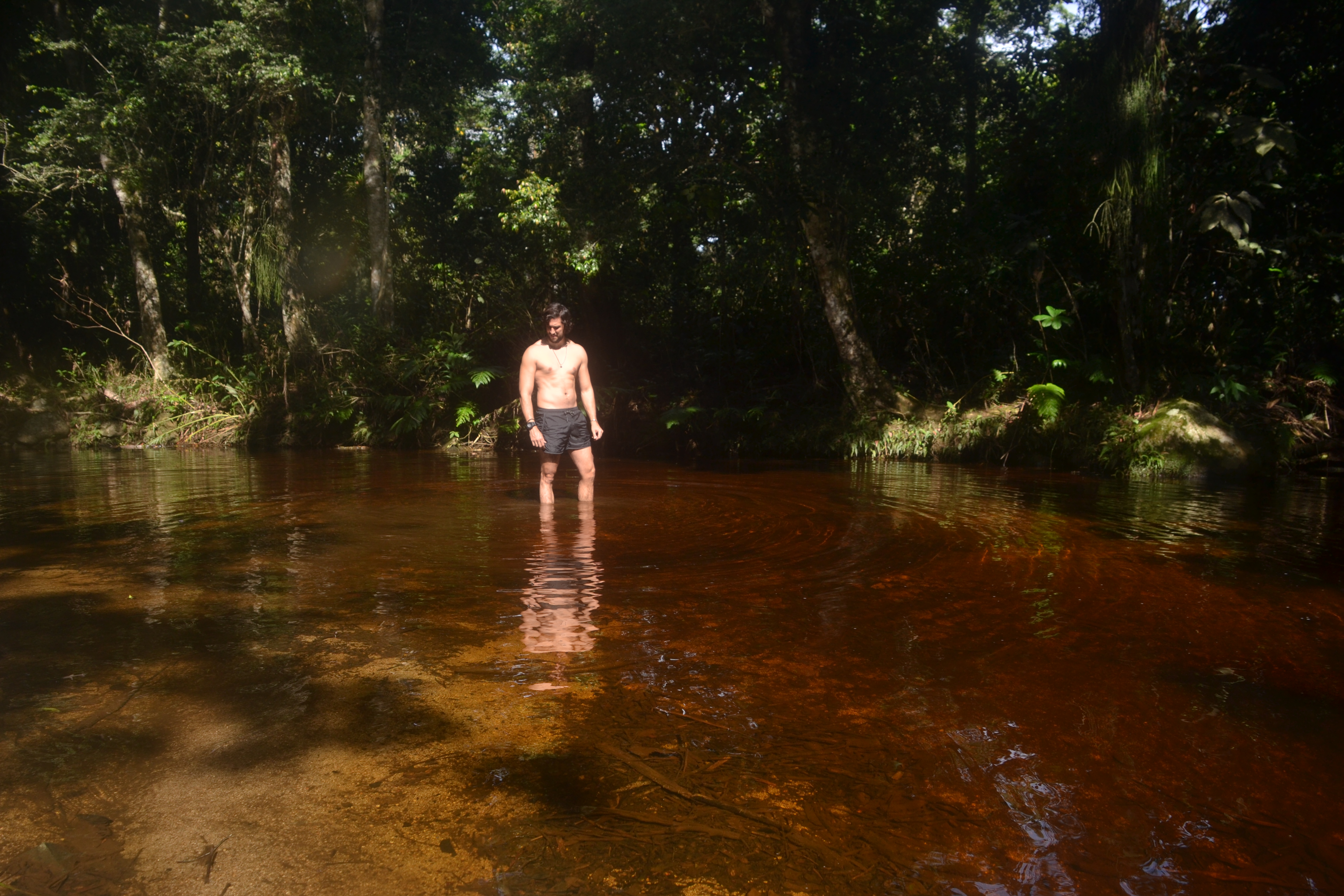 William Ramos asombrado con el color ROJO de estas aguas. Algo impresionante de ver...